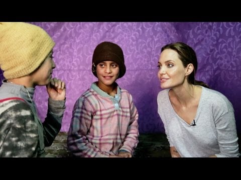 أنجلينا جولي تلتقي أطفالاً سوريين يتامى في لبنان