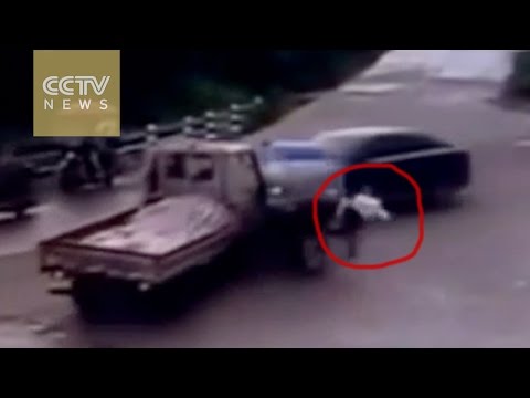 سائقة تروسيكل تنجو من الموت