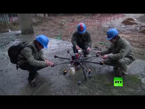 شاهد كيف تستخدم طائرة من دون طيار لإزالة قمامة من أسلاك كهربائية