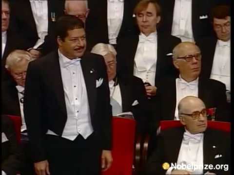 لحظة تسلّم الراحل أحمد زويل جائزة نوبل عام 1999