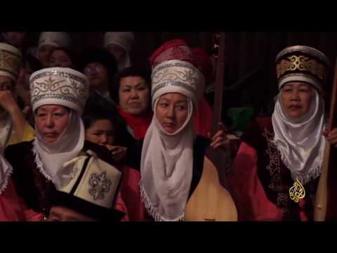بالفيديو احتفال لنساء قرغيزستان للاعتزاز بالزيّ التقليدي