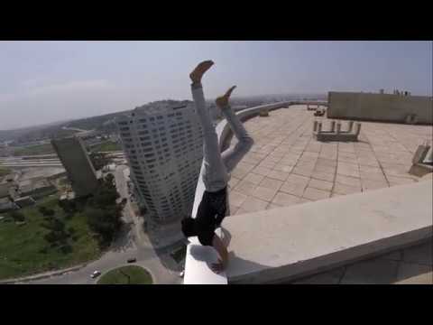 بالفيديو شاب متهوّر يستعرض مهاراته على حافة بناية شاهقة
