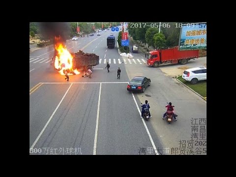 شاهد سرعة البديهة تنقذ سائق دراجة نارية من الموت حرقًا