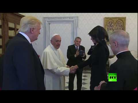 شاهد بابا الفاتيكان يُفاجئ ميلانيا ترامب بسسؤال لم تفهمه