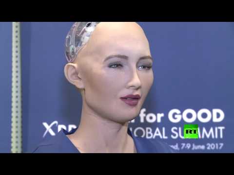 الروبوت صوفيا يجذب اهتمام المشاركين في مؤتمر جنيف