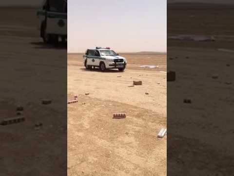 شاهد لحظة انقلاب سيارة سجائر على الطريق السريع