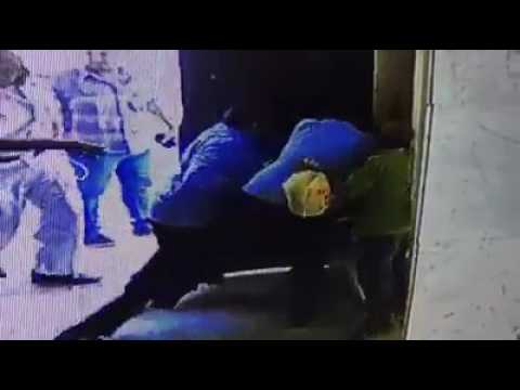 شاهد لقطات مرعبة لانفجار سيجارة إلكترونية في حقيبة سيدة