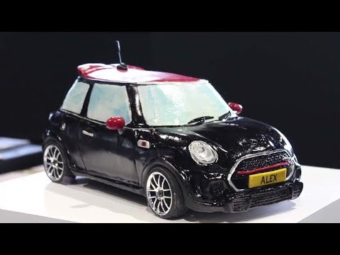 بالفيديو خباز يصنع كعكة على شكل سيارة