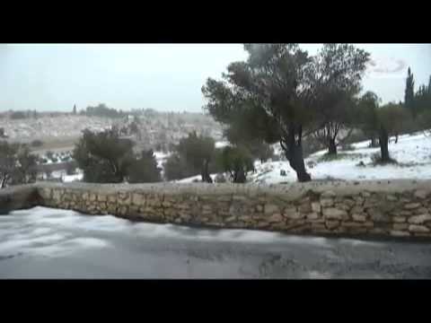 الثلوج تزين مناطق القدس والضفة الغربية