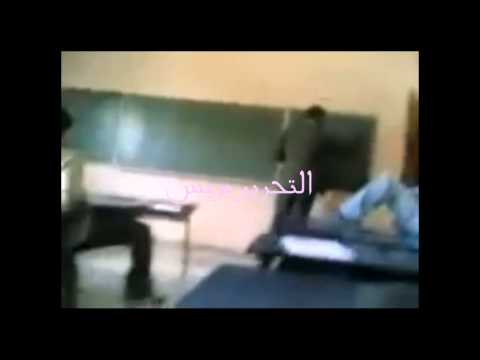 تلاميذ يقذفون مدرسًا بـالكراسي داخل الفصل
