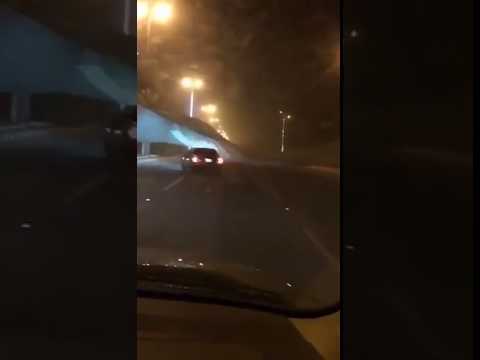 عاصفة قوية تعلق سيارة في الهواء