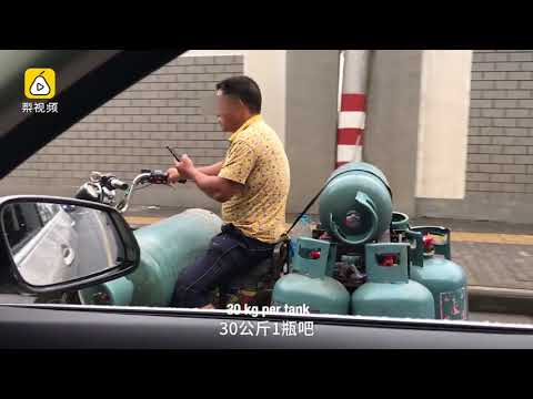 سائق يحمل 7 أسطوانات بوتاغاز على دراجته النارية