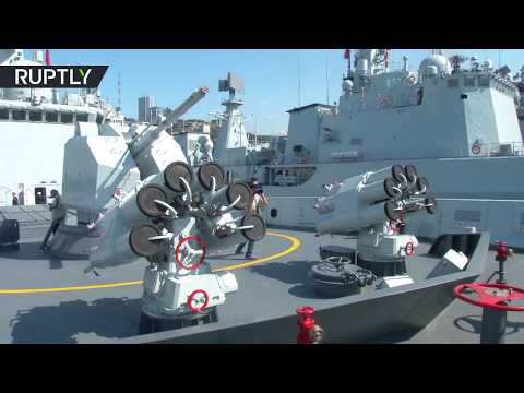 لحظة وصول سفن حربية صينية إلى فلاديفوستوك الروسية