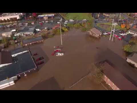 شاهد الفيضانات تغرق شوارع ولاية كارولينا الأميركية