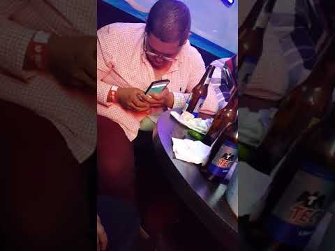 مشهد طريف لشاب سكران يحاول التحدث في هاتفه