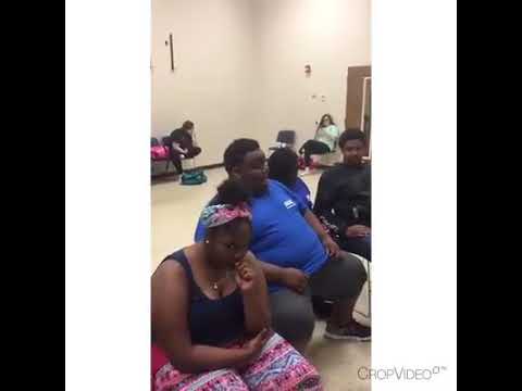 طالب بدين يبهر الإنترنت بصوته المذهل