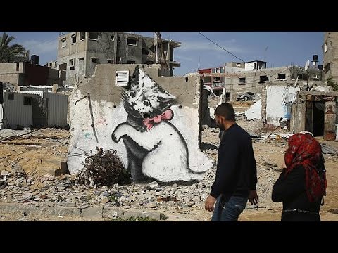 بانكسي يغادر غزة بعد زيارة عبر الأنفاق