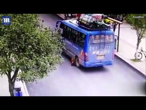 نجاة طفل مرت حافلة مدرسية فوقه