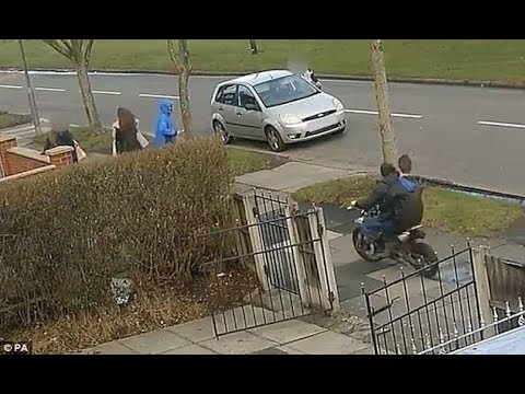 لحظة تسبب دراجة في غيبوبة لفتاة