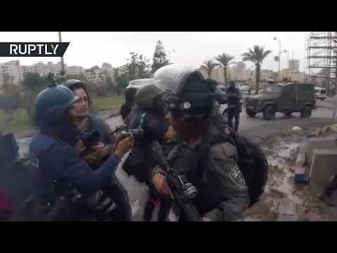 شاهد الجيش الإسرائيلي يعتدي على أطباء ويمنعهم من إسعاف جرحى فلسطينيين