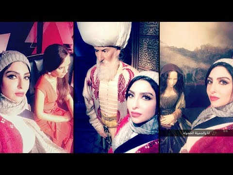 زينب العسكري وبناتها في متحف الشمع في تركيا