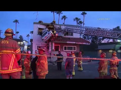 سيارة ترتطم بعيادة الأسنان بالطابق الأول