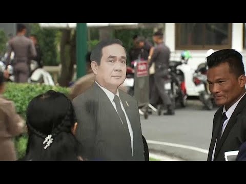 رئيس الوزراء التايلاندي  برايوث تشان أوتشا يسخر من الصحافيين