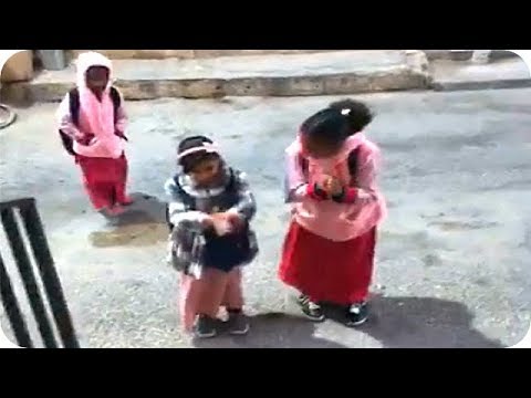 النجم عيوش يلعب مع الأطفال تمارين الصباح المدرسية