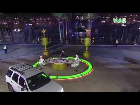 لحظة اقتحام امرأة بسيارتها ستوديو قناة إماراتية