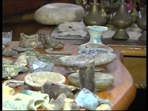 شاب فلسطيني يحتفظ بآثار سبع حضارات في منزله