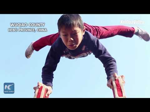 عروض بهلوانية فى الشارع تكشف مواهب صينية صغيرة