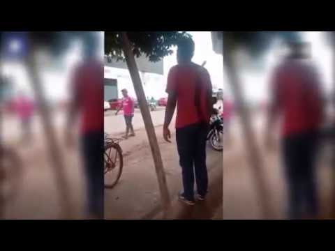 لقطات مرعبة لرجل مطعون يمشي على قدميه