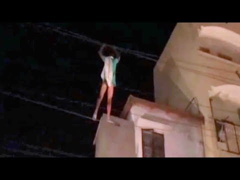 مريض نفسيًّا يمشي على كابلات الكهرباء