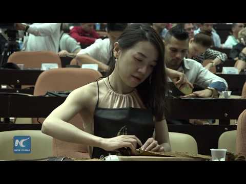 تعلم فن لف السيجار في مهرجان كوبا السنوي