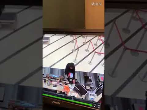 مشهد مروِّع لـسارق يهدد موظفًا بمسدس