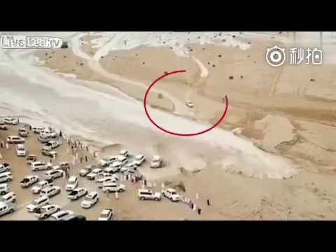 سائق يدخل في سباق مع السيول للنجاة بحياته