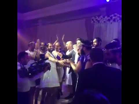 شباب يرتدون فساتين ويرقصون في حفلة زفاف