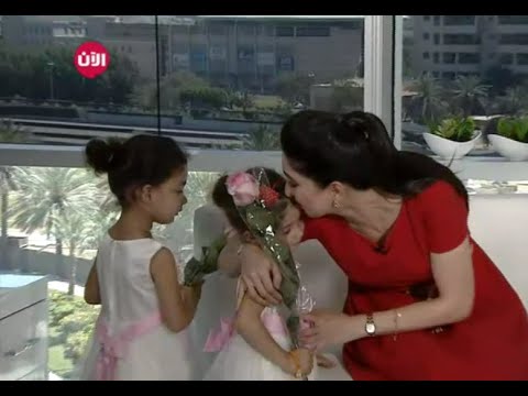 ما الذي أبكى مذيعة أخبار الآن مباشرة على الهواء في يوم الأم