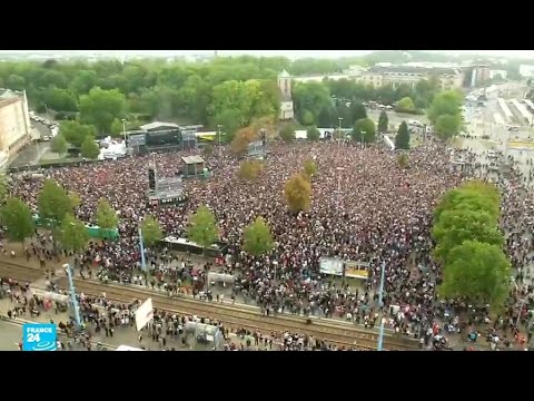 الآلاف يحتشدون في حفل موسيقي ضد أفكار اليمين المتطرف المعادية للأجانب