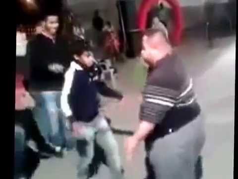 شاب يرقص بطريقة غريبة وينفعل على طفل