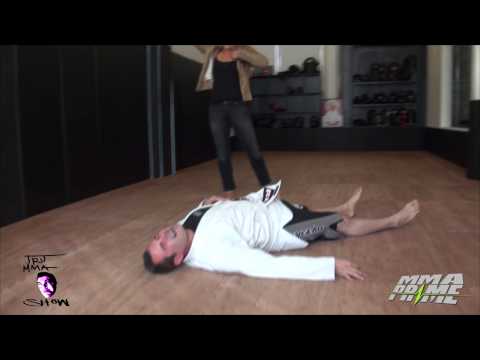 فتاة قوية تكسر ضلع صديقها