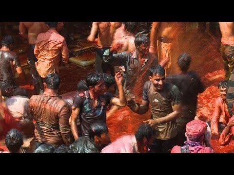 نساء يضربن الرجال و يمزقن ملابسهم