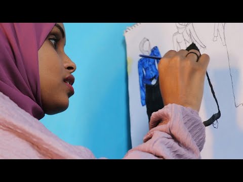 شاهد مصممو أزياء شباب من الصومال يشقون طريقهم في بلدٍ يتخبّطُ بالحروب