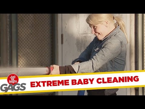 أم تغسل ابنها بـ«خرطوم المطافى» فى الشارع