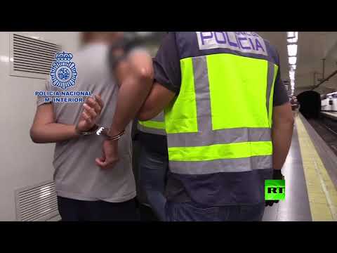 لحظة القبض على رجل يصوِّر أسفل تنانير النساء سرًا في مترو مدريد