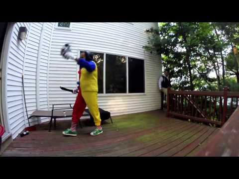 “مقلب رعب” كاد أن يؤدى بقفز شاب من فوق المبنى