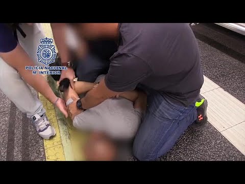 لحظة توقيف رجل يقوم بتصوير النساء في مترو مدريد