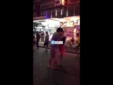 عقاب قاسٍ من تايلاندية لزوجها في الشارع