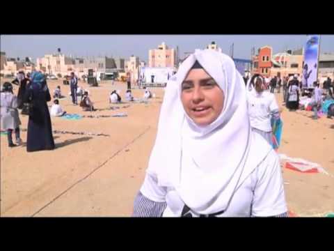 طلاب الأونروا يطلقون الطائرات الورقية في غزة