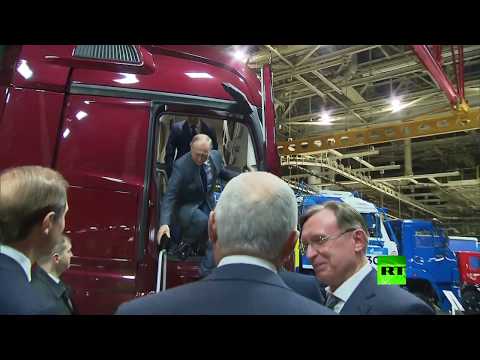 شاهد فيديو جديد يظهر الرئيس الروسي وهو يتعرف على مميزات شاحنة كاماز